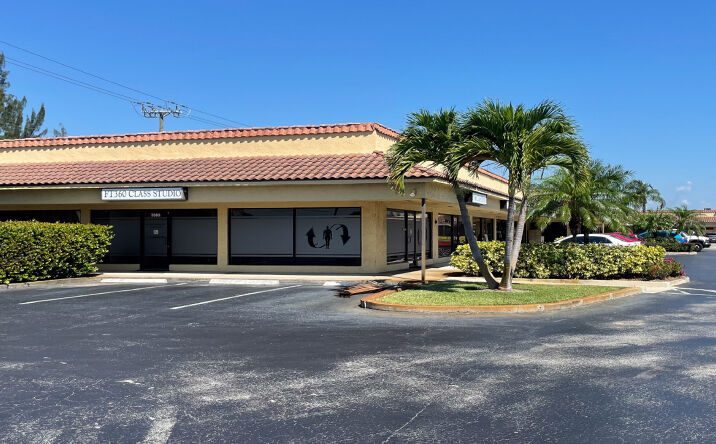 Pictures of Office, Restaurant, Retail property located at 3850 SE Dixie Hwy, Stuart, FL 34997 for lease - image #1