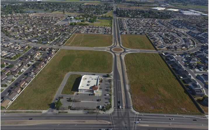 Pictures of Retail, Office, Restaurant property located at 5995 E Kings Canyon Rd, Fresno, CA 93727 for lease - image #1