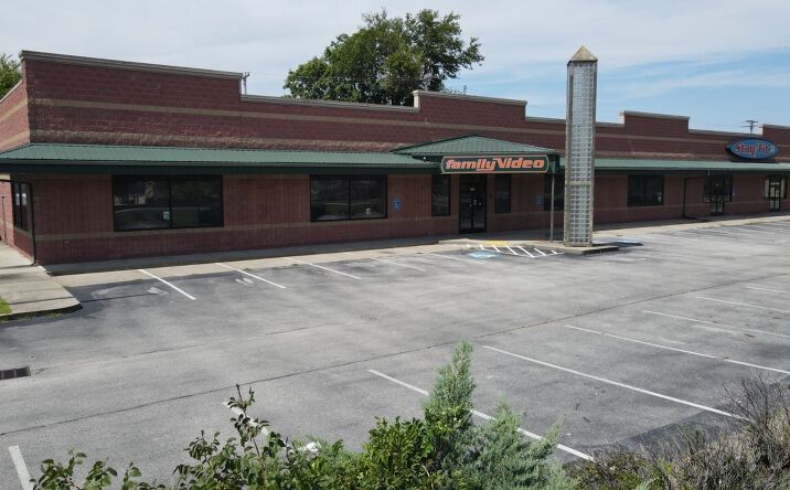 Pictures of Retail property located at 1212 J R Miller Blvd, Owensboro, KY 42303 for lease - image #1