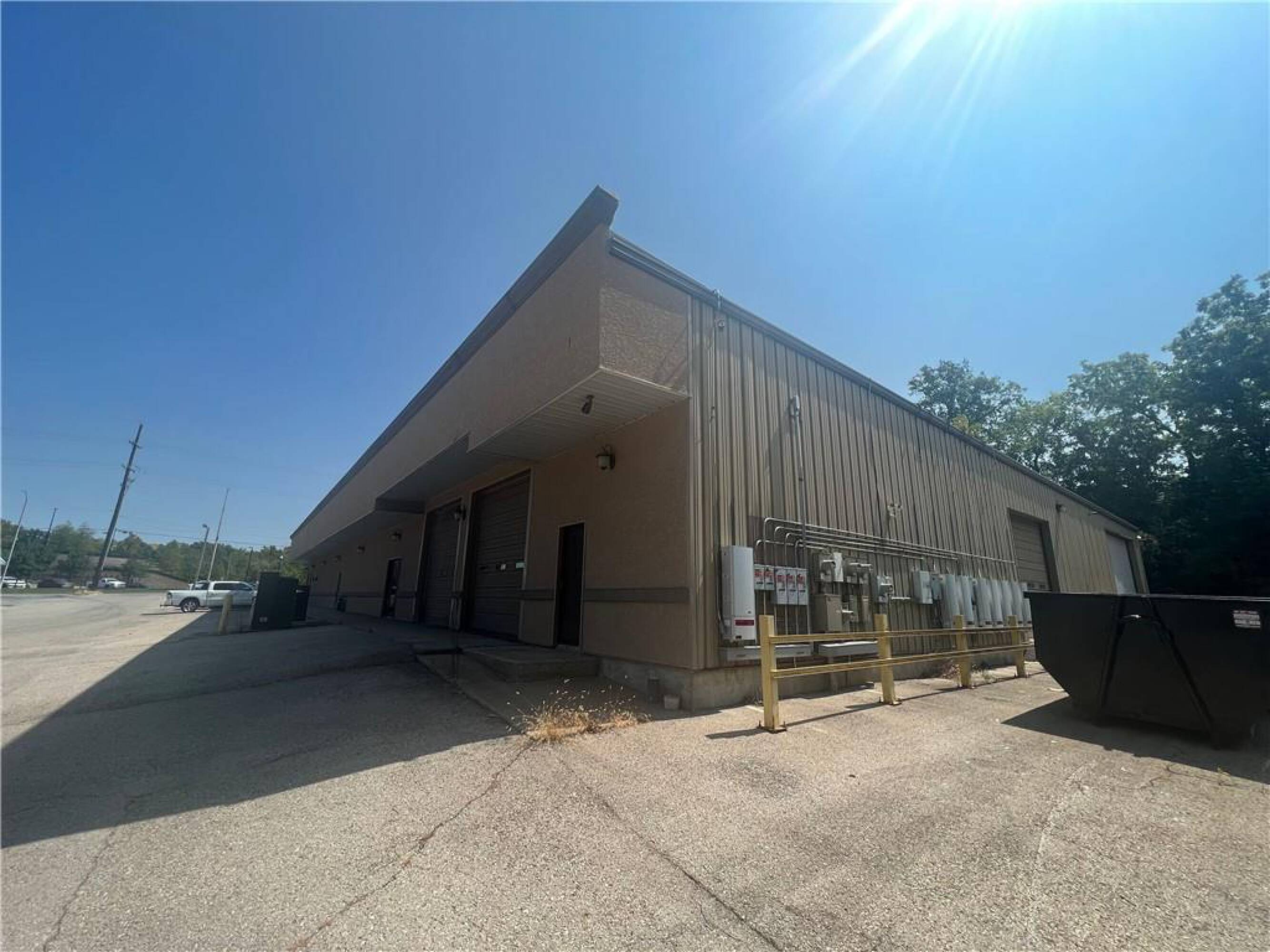 6840 N Oak Trafficway, Gladstone, MO 64118