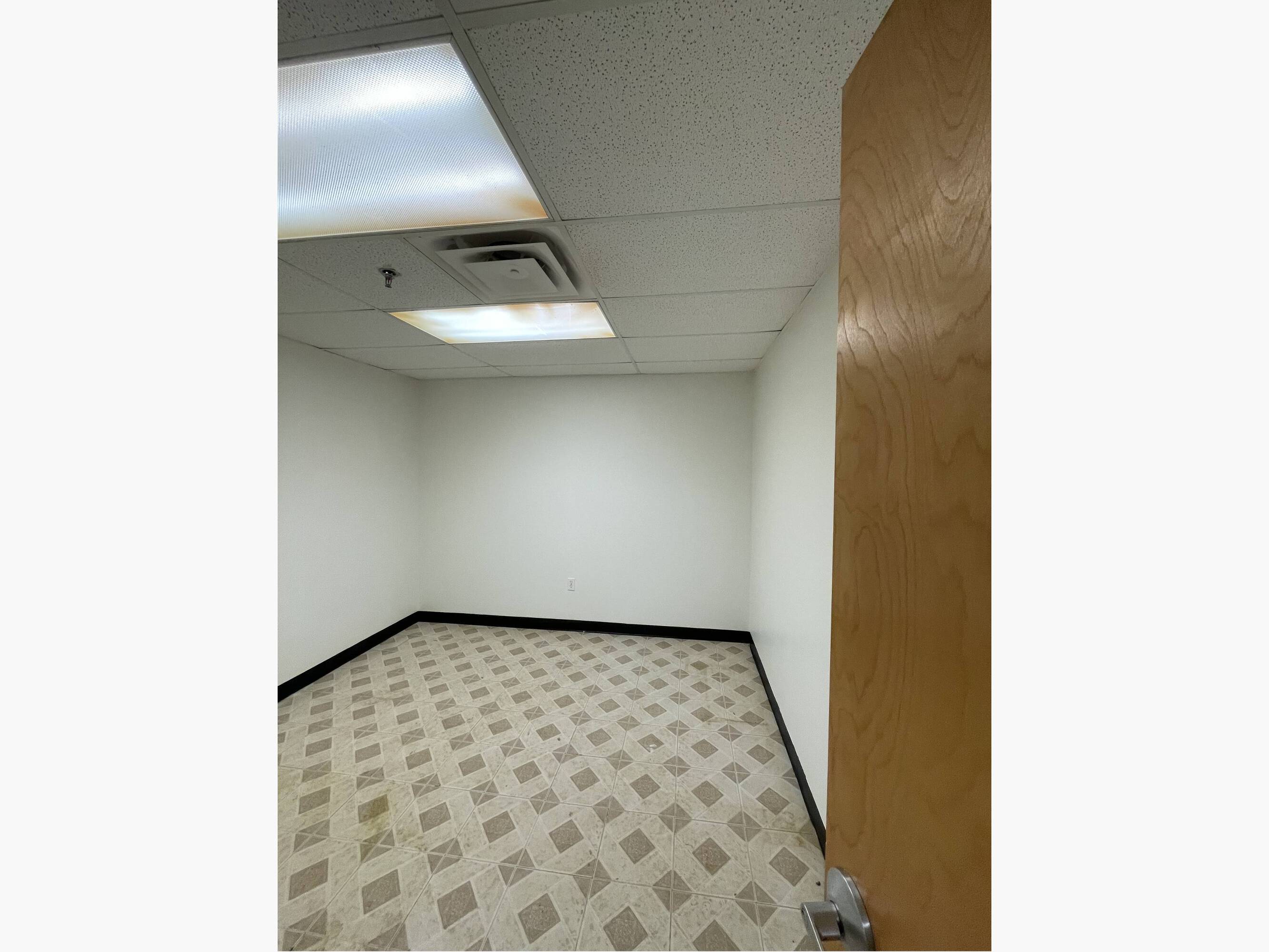 210 Springview Commerce Dr, DeBary, FL 32713