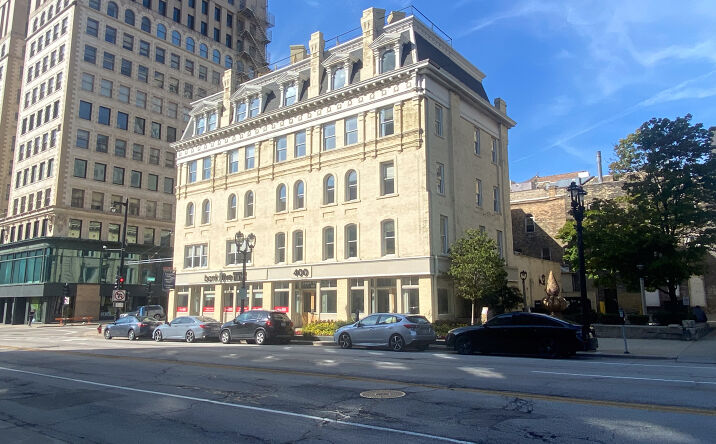 Pictures of Office property located at 400 E Wisconsin Ave, Milwaukee, WI 53202 for lease - image #1