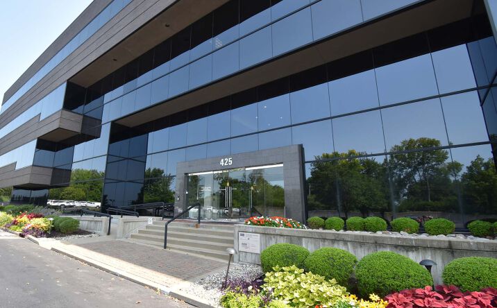 Pictures of Office property located at 425 S Woods Mill Rd, Town and Country, MO 63017 for lease - image #1