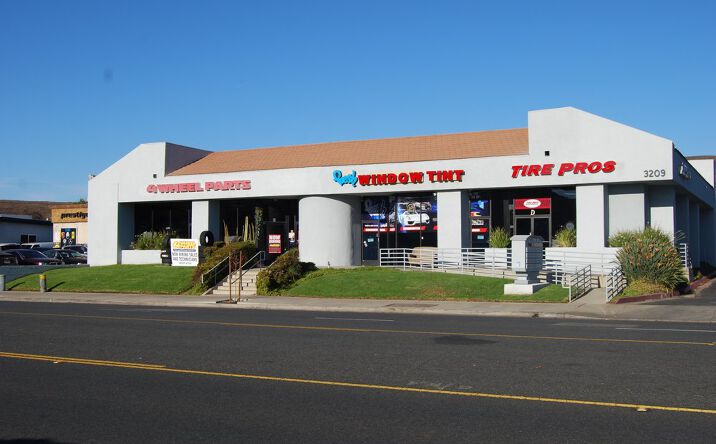 Pictures of Retail property located at 3209 E. Thousand Oaks Blvd, Thousand Oaks, CA 91362 for lease - image #1