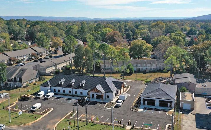 Pictures of Retail property located at 4009 University Dr NW, Huntsville, AL 35816 for lease - image #1