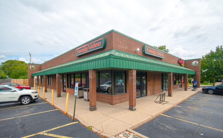 Pictures of Retail property located at 3124-3222 Glenview Rd, Glenview, IL 60025 for lease - image #1