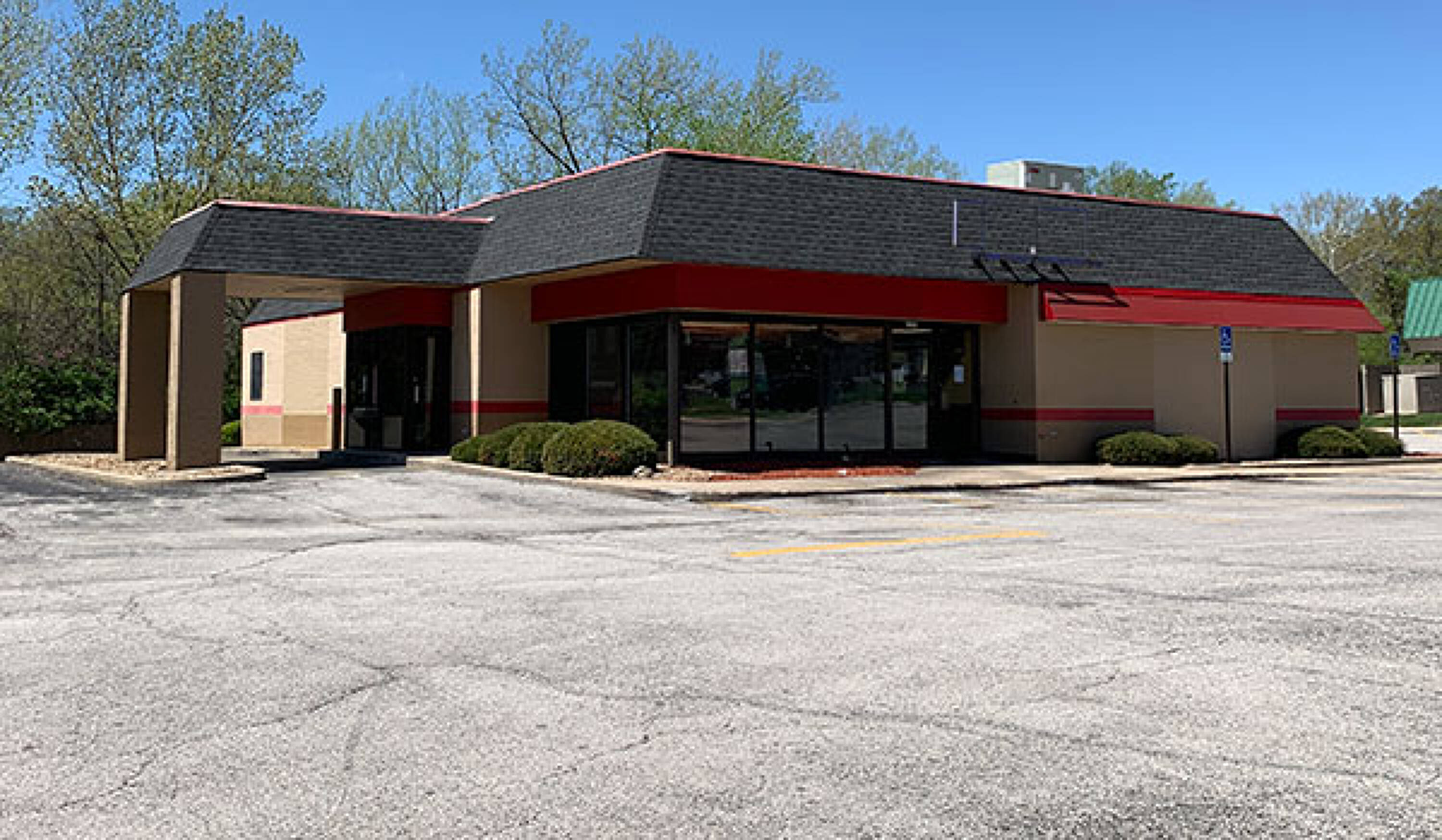 6250 N Oak Trafficway, Kansas City, MO 64118