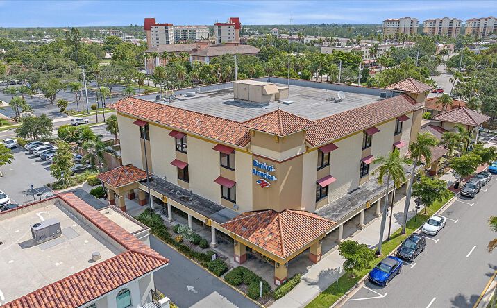 Pictures of Retail, Restaurant property located at 304 W Venice Ave, Venice, FL 34285 for lease - image #1