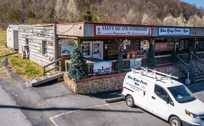 Pictures of Retail property located at 702 Richmond Ave, Staunton, VA 24401 for lease - image #1