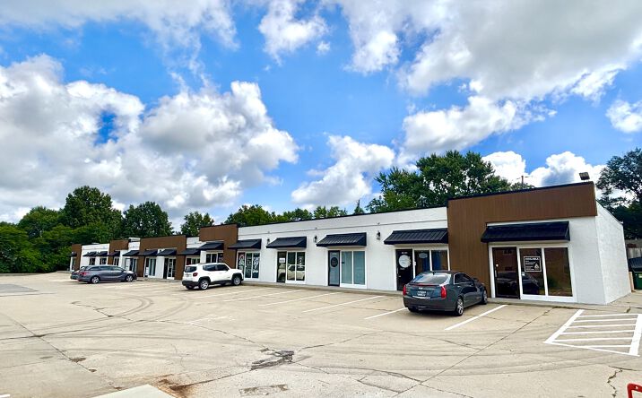 Pictures of Retail property located at 11123 N Oak Trafficway, KCMO, MO 64155 for lease - image #1