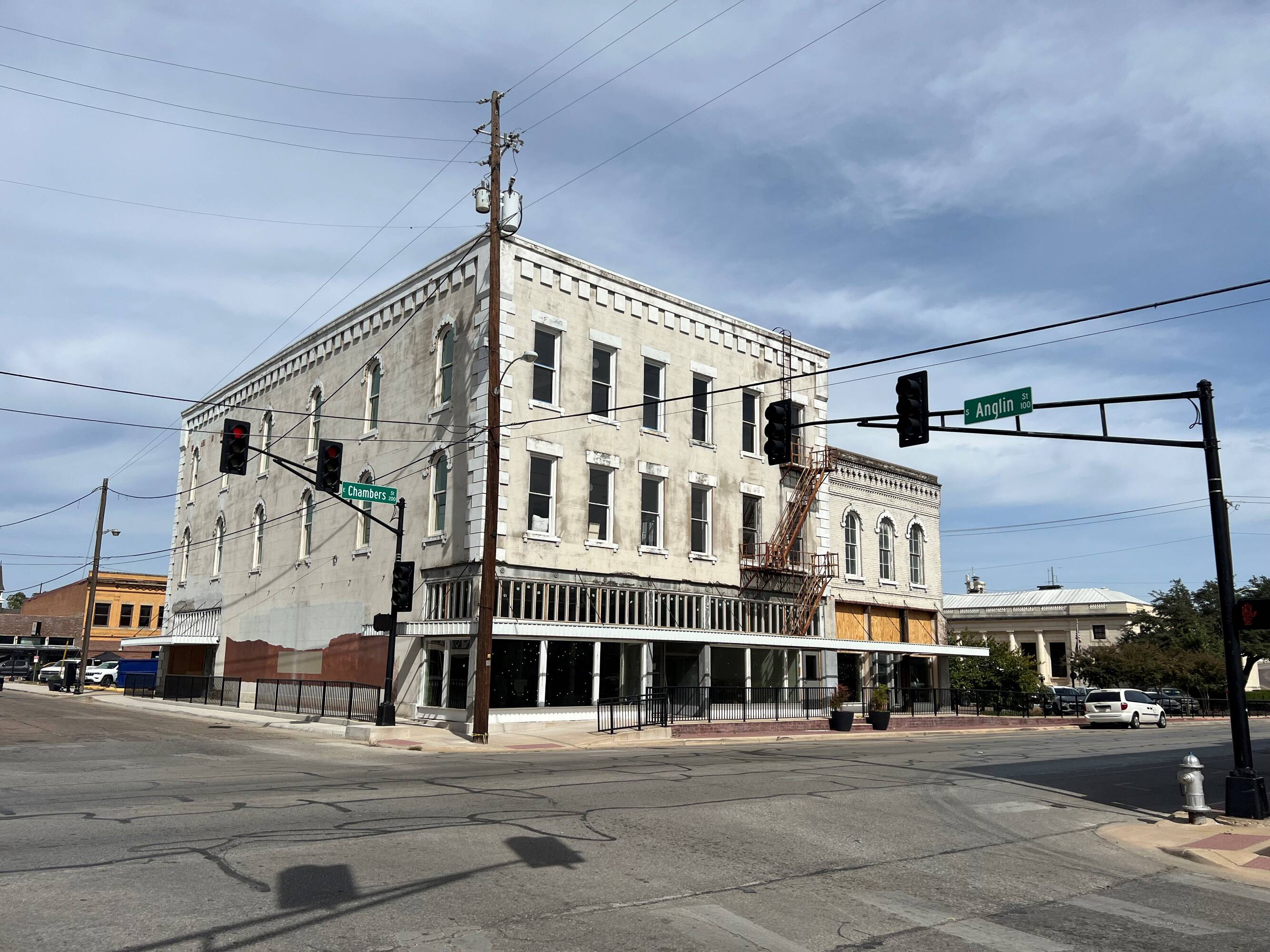 201 E Chambers St, Cleburne, TX 76031