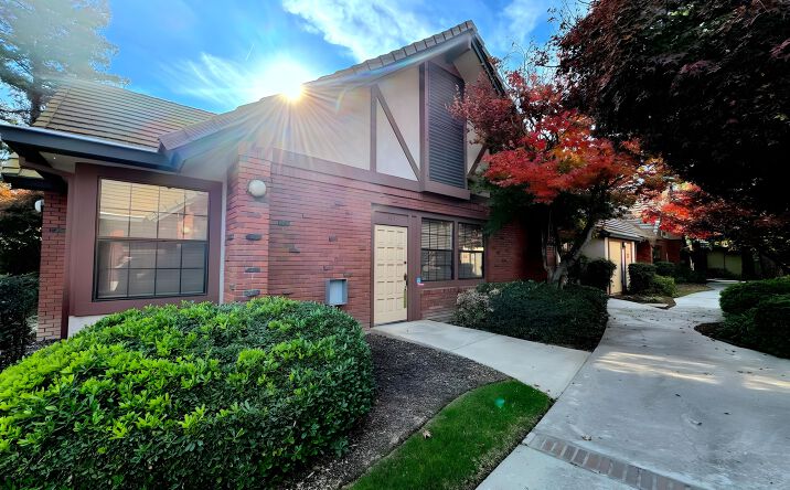 Pictures of Office property located at 6323 N Fresno St, Fresno, CA 93710 for lease - image #1
