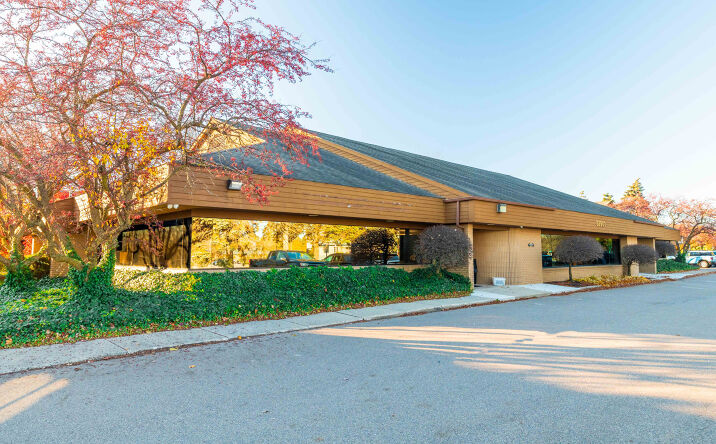 Pictures of Office property located at 32901 Middlebelt Rd, Farmington Hills, MI 48334 for lease - image #1
