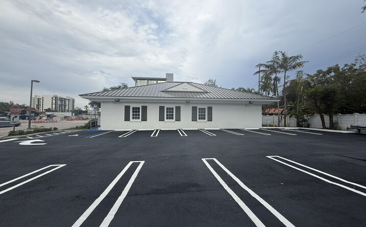 Pictures of Office property located at 2390 NE 186th St, Miami, FL 33180 for lease - image #1