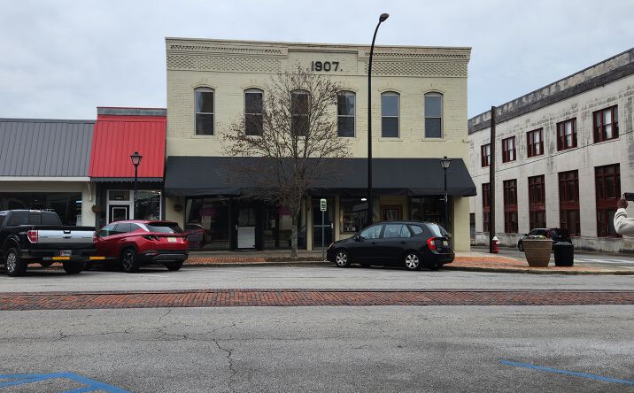 Pictures of Retail property located at 706 Bank St, Decatur, AL 35601 for lease - image #1