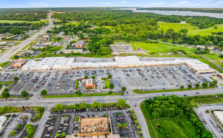 Pictures of Retail property located at Cox Creek Pkwy, Florence, AL 35630 for lease - image #1