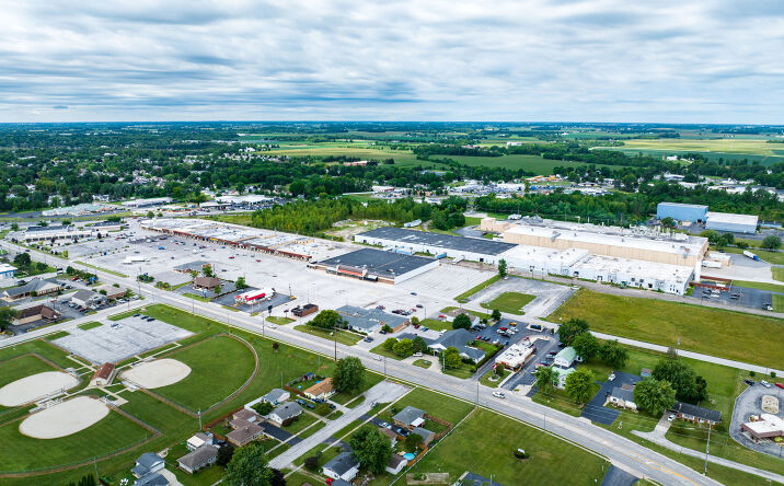 Pictures of Retail property located at 1044 Oak Harbor Rd, Fremont, OH 43420 for lease - image #1