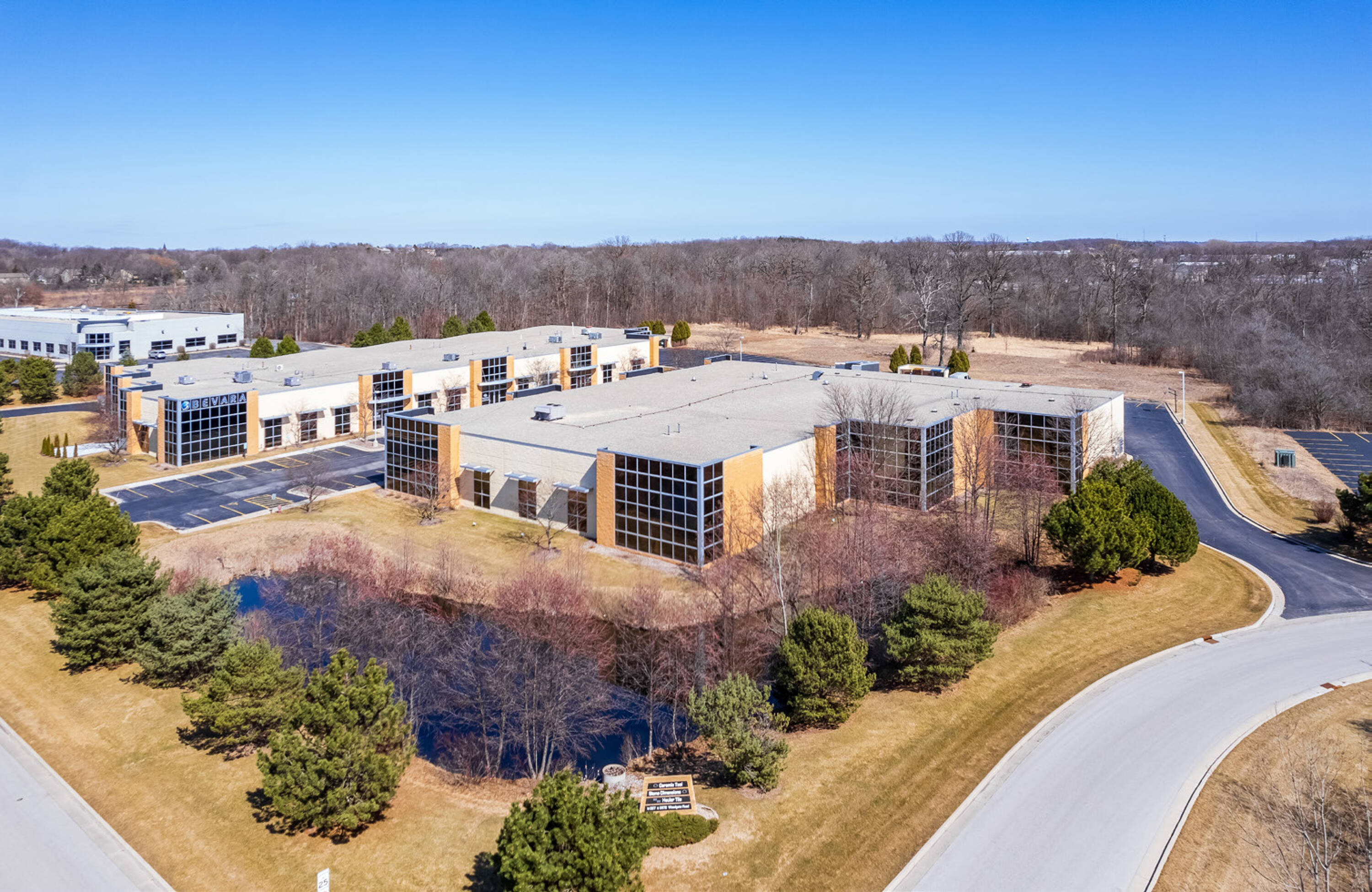 w237n2878 Woodgate Rd, Pewaukee, WI 53072