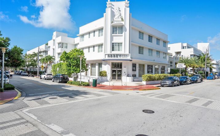 Pictures of Restaurant property located at 300 21st St, Miami Beach, FL 33139 for lease - image #1