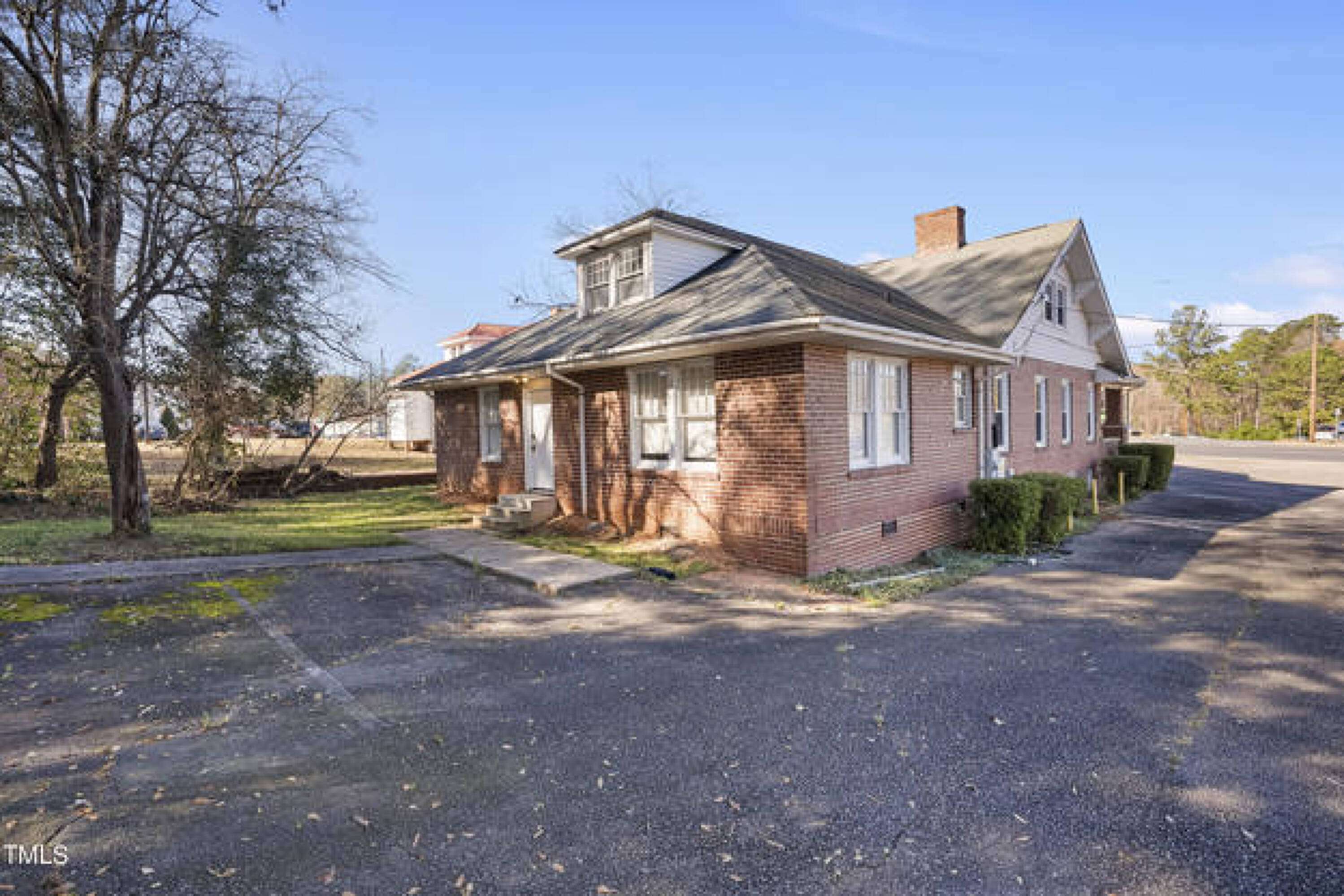 611 Carthage St, Sanford, NC 27330