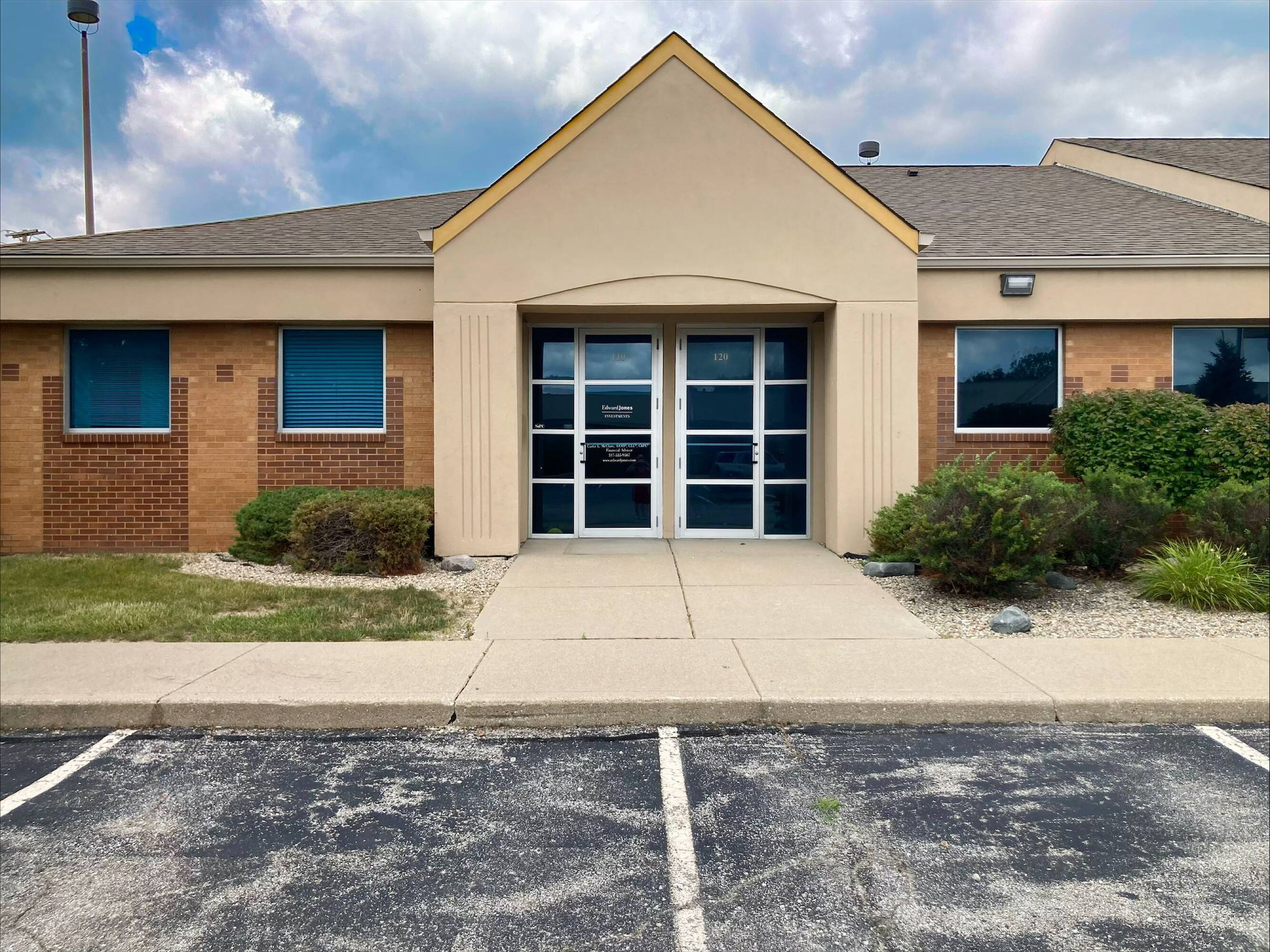 520 Tracy Rd, Whiteland, IN 46184