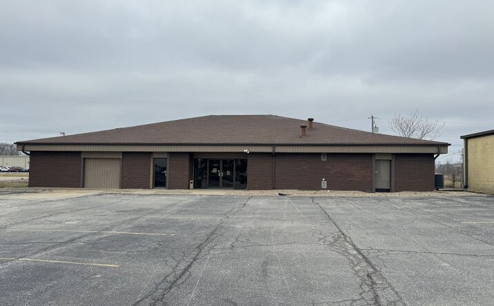 Pictures of Office property located at 1690 Huston Dr, Decatur, IL 62526 for lease - image #1