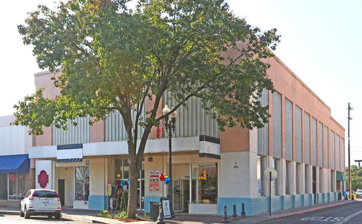 Pictures of Retail property located at 127 N Main St, Porterville, CA 93257 for lease - image #1