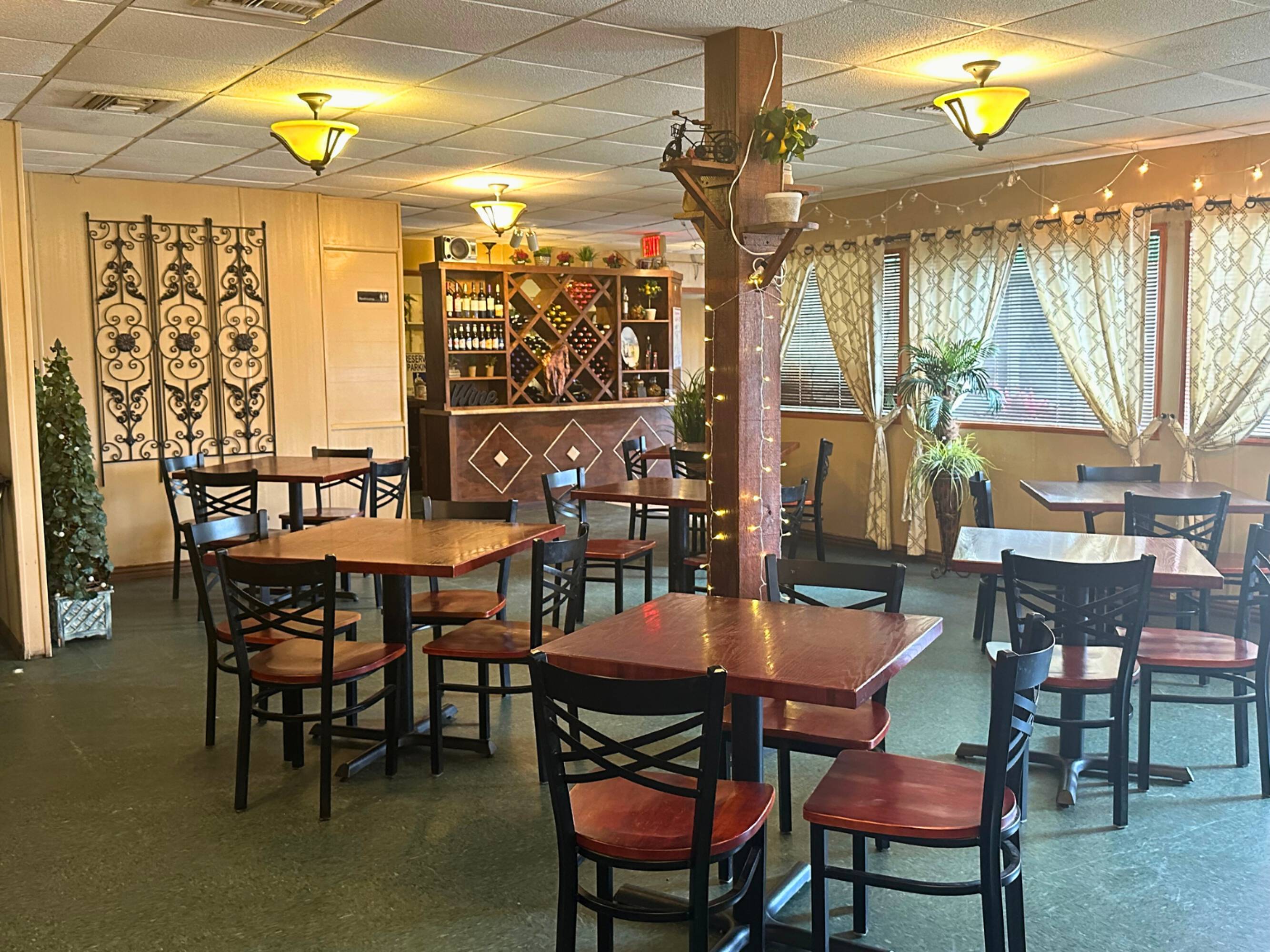 904 College St, Bastrop, TX 78602