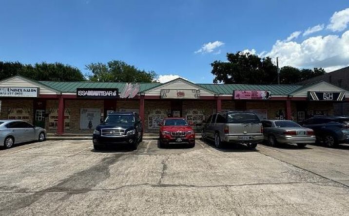 Pictures of Retail property located at 208 N Hampton Rd, DeSoto, TX 75115 for lease - image #1
