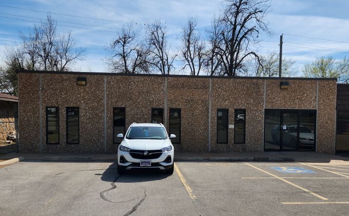 Pictures of Office property located at 1152 NW Cache Rd, Lawton, OK 73507 for lease - image #1