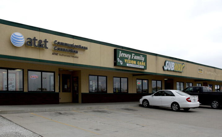 Pictures of Retail, Office, Restaurant property located at 1600 S State St, Jerseyville, IL 62052 for lease - image #1