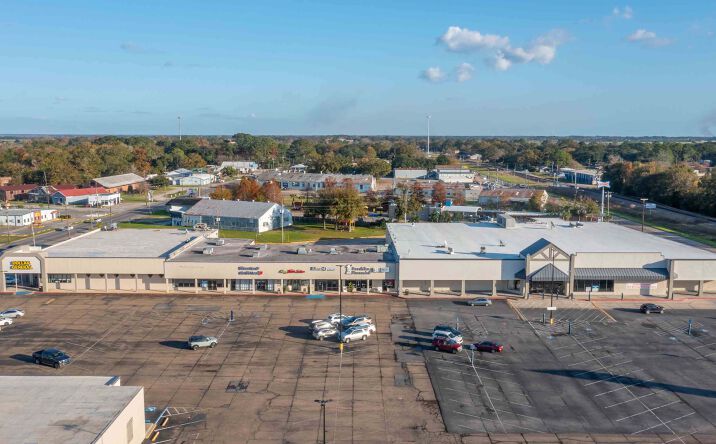 Pictures of Retail property located at 1100 - 1106 E Main St, New Iberia, LA 70560 for lease - image #1