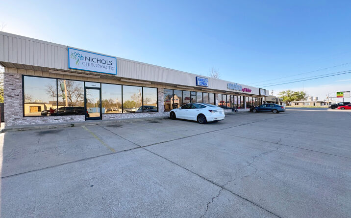 Pictures of Retail property located at 200 N Mission St, Sapulpa, OK 74066 for lease - image #1