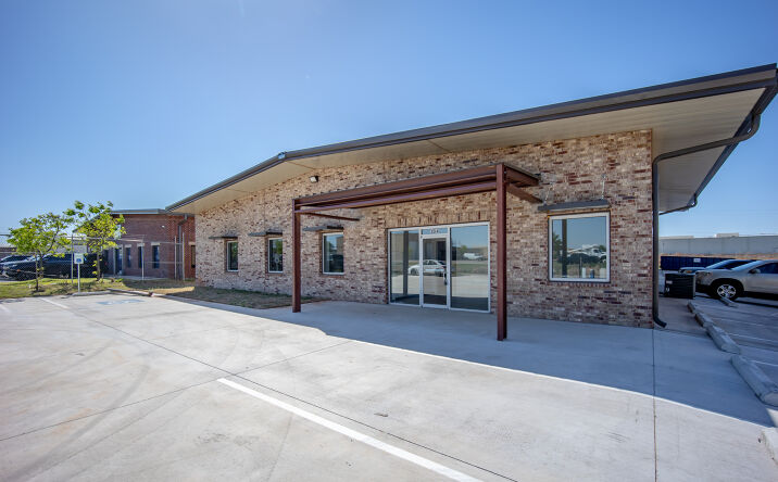Pictures of Industrial property located at 304 NE 145th Pl, Edmond, OK 73013 for lease - image #1