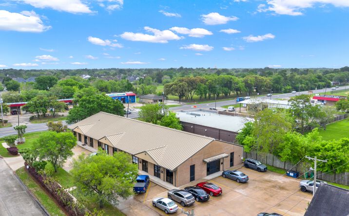 Pictures of Retail, Office, Special Purpose property located at 306 W Edgewood Dr, Friendswood, TX 77546 for lease - image #1