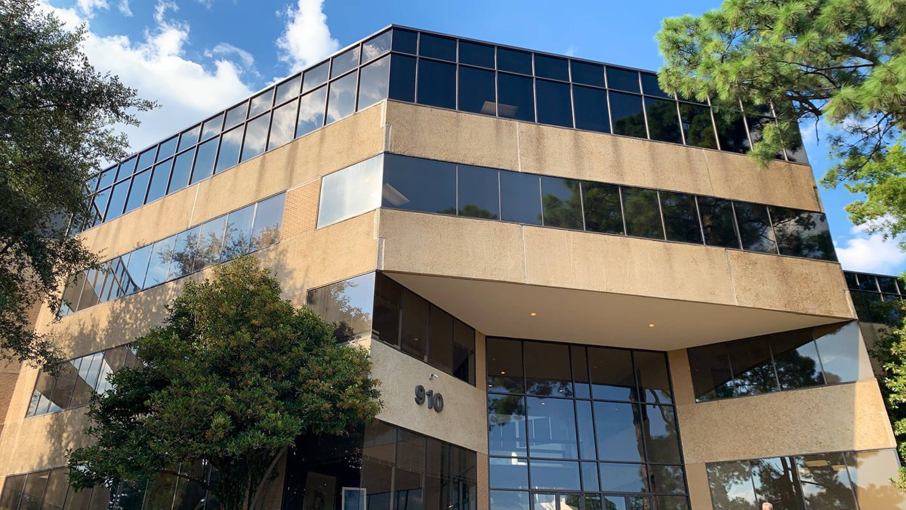 910 Pierremont Rd, Shreveport, LA 71106