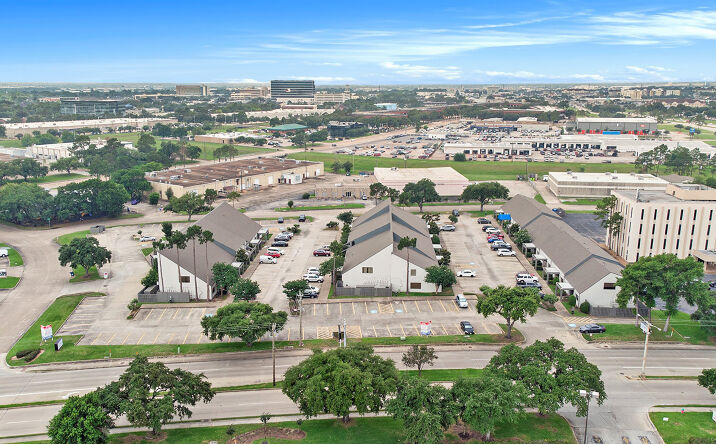 Pictures of Retail, Office property located at 17000 El Camino Real, Houston, TX 77058 for lease - image #1