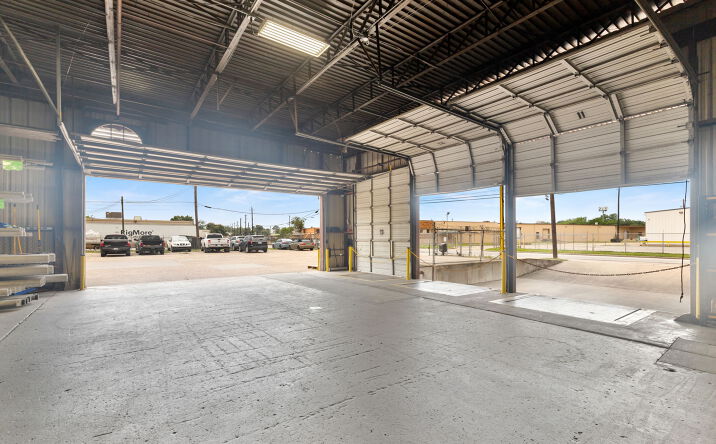 Pictures of Industrial property located at 6626 Gulf Fwy, Houston, TX 77087 for lease - image #1