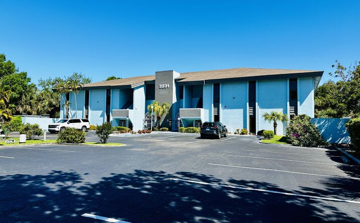 Pictures of Office property located at 3231 Gulf Gate Dr, Sarasota, FL 34231 for lease - image #1