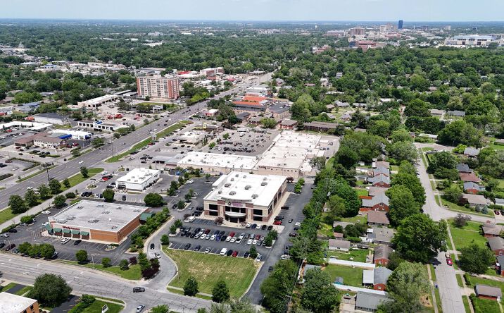 Pictures of Retail, Land property located at 135 E Lowry Ln, Lexington, KY 40503 for lease - image #1