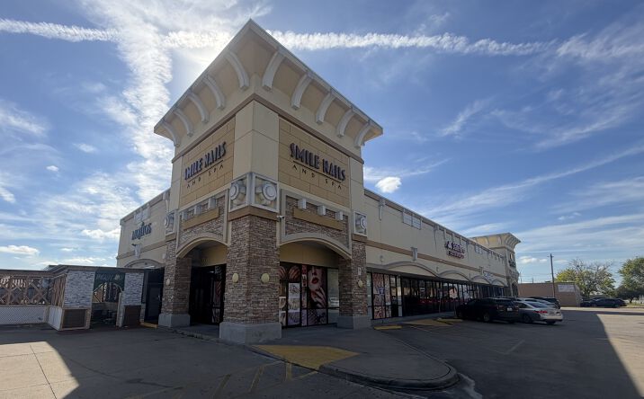Pictures of Retail, Office, Restaurant property located at 5945 Bellaire Blvd, Houston, TX 77081 for lease - image #1