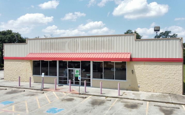 Pictures of Retail property located at 1301 N 16th St, Orange, TX 77630 for lease - image #1
