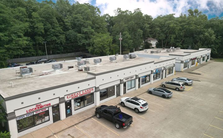 Pictures of Retail property located at 7247 Center St, Mentor, OH 44060 for lease - image #1