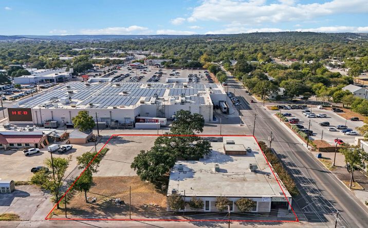 Pictures of Retail property located at 429 Jefferson St, Kerrville, TX 78028 for lease - image #1