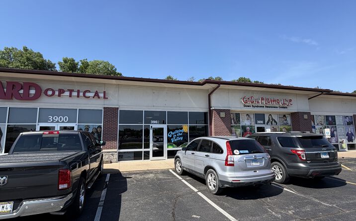 Pictures of Retail property located at 3902 38TH Avenue, Moline, IL 61265 for lease - image #1