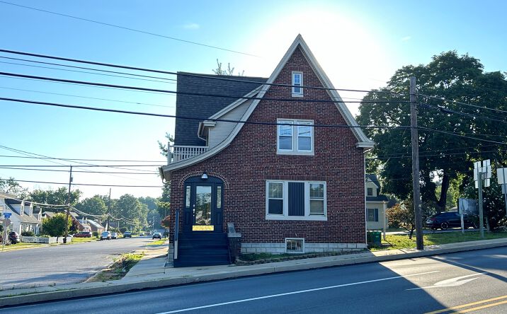 Pictures of Office property located at 937 S Market St, Elizabethtown, PA 17022 for lease - image #1