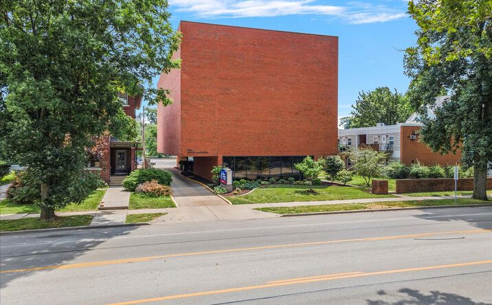 Pictures of Office property located at 828 S 2nd St, Springfield, IL 62704 for lease - image #1