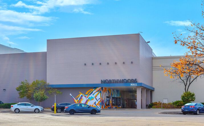 Pictures of Retail property located at 2200 W War Memorial Dr, Peoria, IL 61613 for lease - image #1