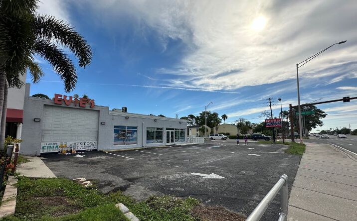 Pictures of Retail, Restaurant property located at 3155 Clark Rd, Sarasota, FL 34231 for lease - image #1