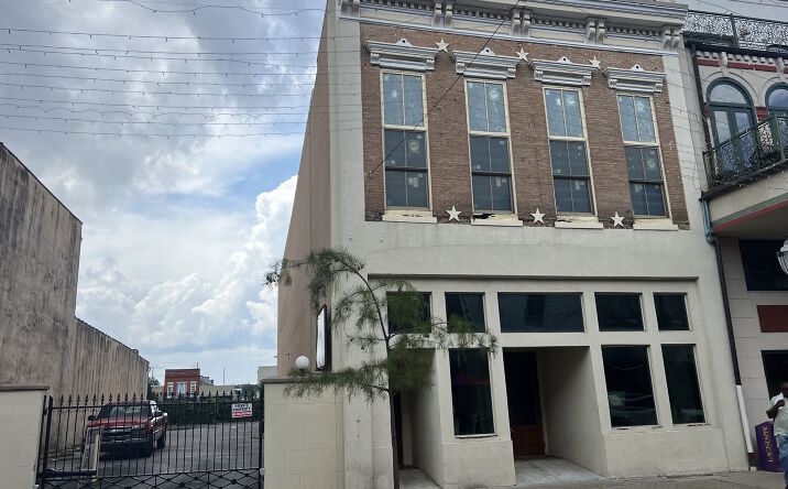 Pictures of Retail, Office, Restaurant property located at 210 Dauphin St, Mobile, AL 36602 for lease - image #1
